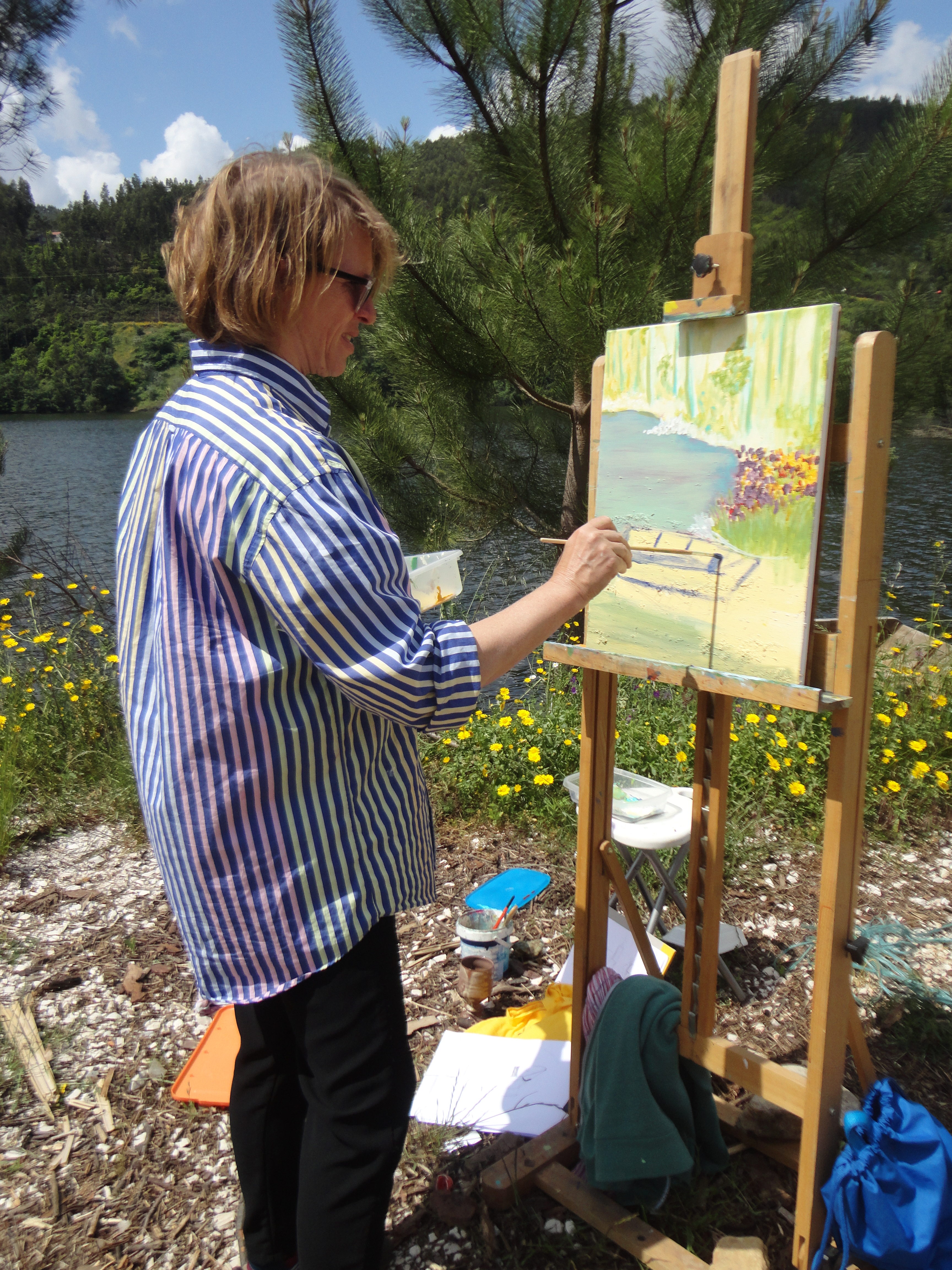 Marianne schildert in Portugal een landschap